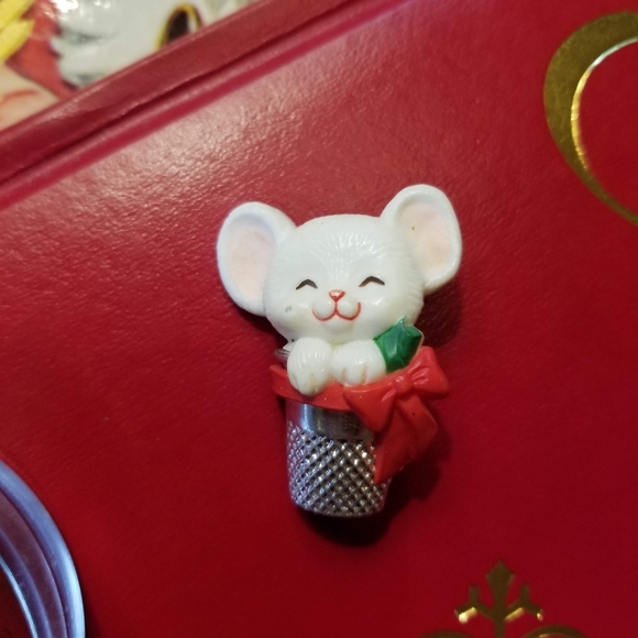 1983 Hallmark Mouse in Thimble Brooch - Picture 3 of 5